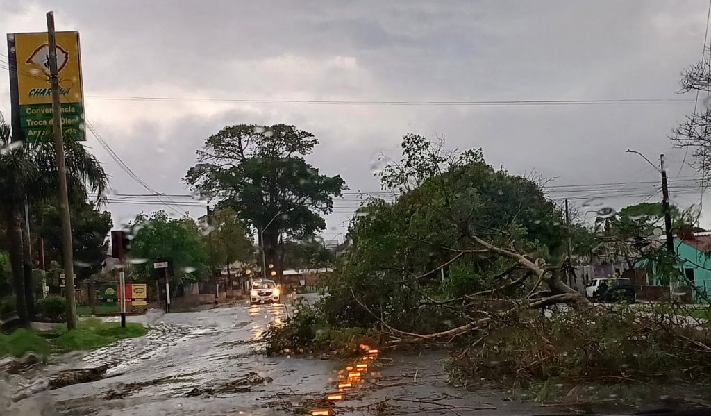 Vendavais causam estragos no interior gaúcho e risco aumenta amanhã