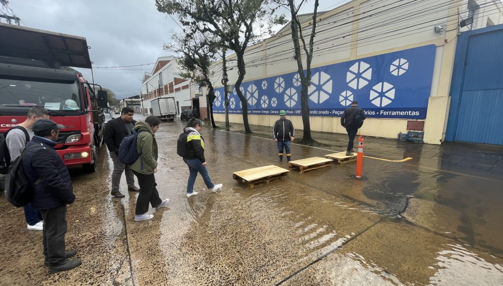 Enchente faz Porto Alegre repetir cenas de um século atrás