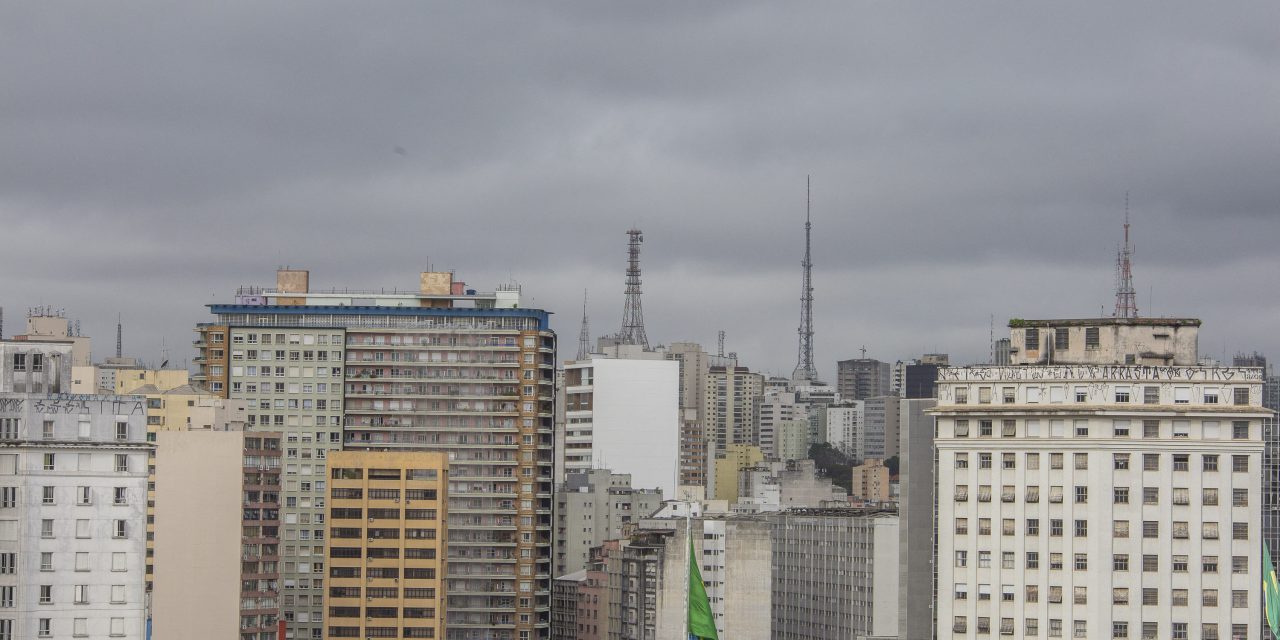 <span class="entry-title-primary">Veja a previsão do tempo para esta semana em São Paulo (15/10/2023)</span> <h2 class="entry-subtitle">Confira em detalhes o que esperar do tempo na semana que começa na cidade de São Paulo. Frente fria vai chegar na quarta-feira.</h2>