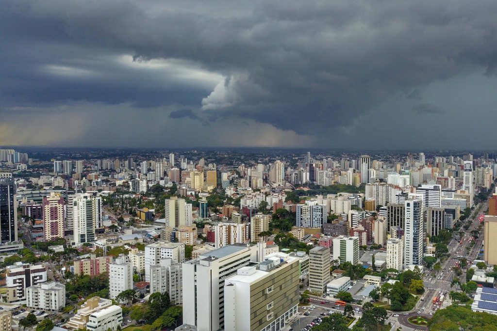 Fim de semana de muita chuva, temporais e transtornos no Sul do Brasil