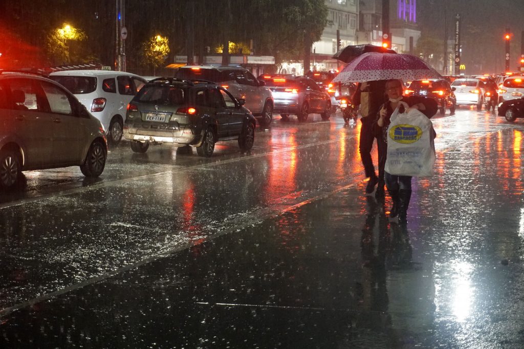 Frente fria traz chuva e queda de temperatura em São Paulo nesta sexta