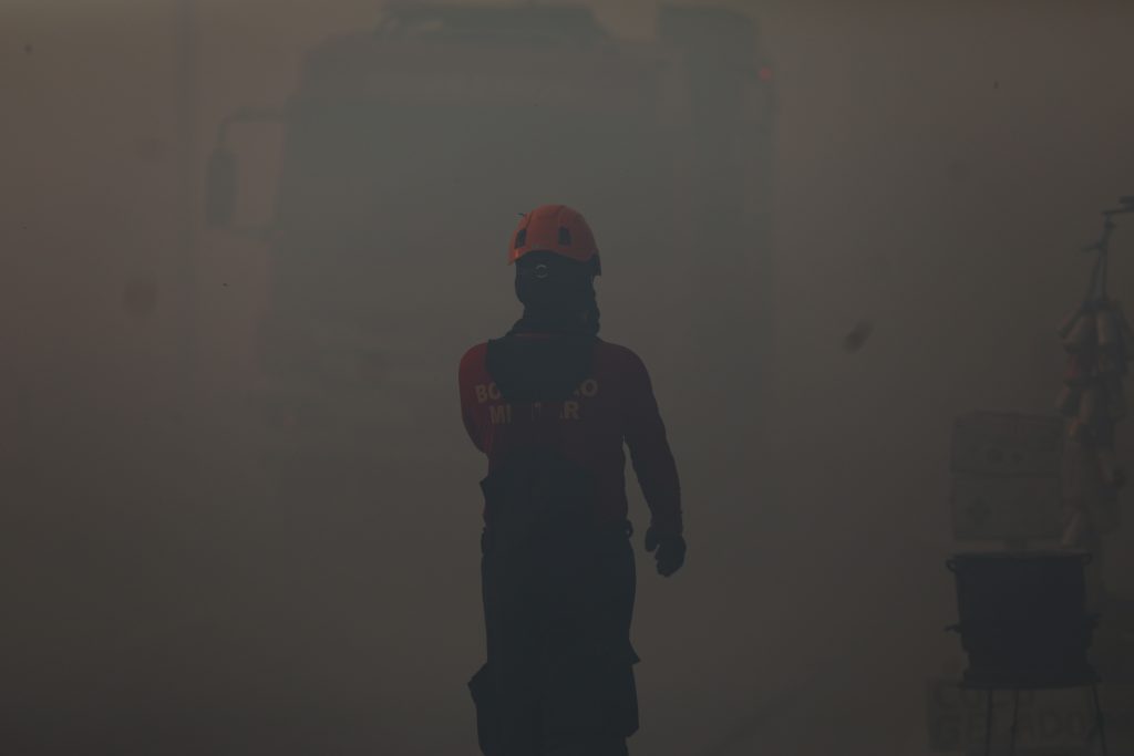 Mapa mostra Manaus rodeada por fogo; qualidade do ar segue péssima