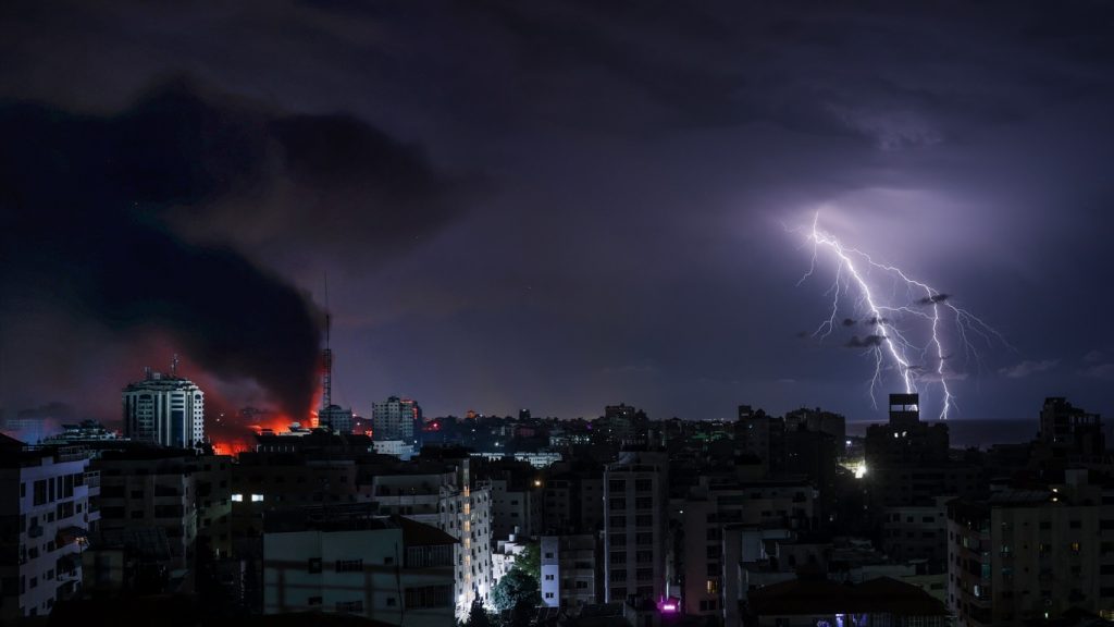 Foto: Gaza é atingida por tempestades de raios durante bombardeio