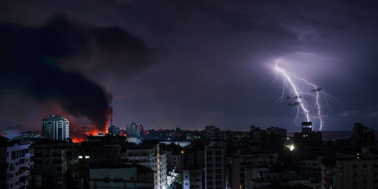 <span class="entry-title-primary">Foto: Gaza é atingida por tempestades de raios durante bombardeio</span> <h2 class="entry-subtitle">Cidade do território palestino foi atingida por uma tempestade de raios no exato momento em que sofria um bombardeio aéreo </h2>