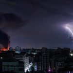 Foto: Gaza é atingida por tempestades de raios durante bombardeio