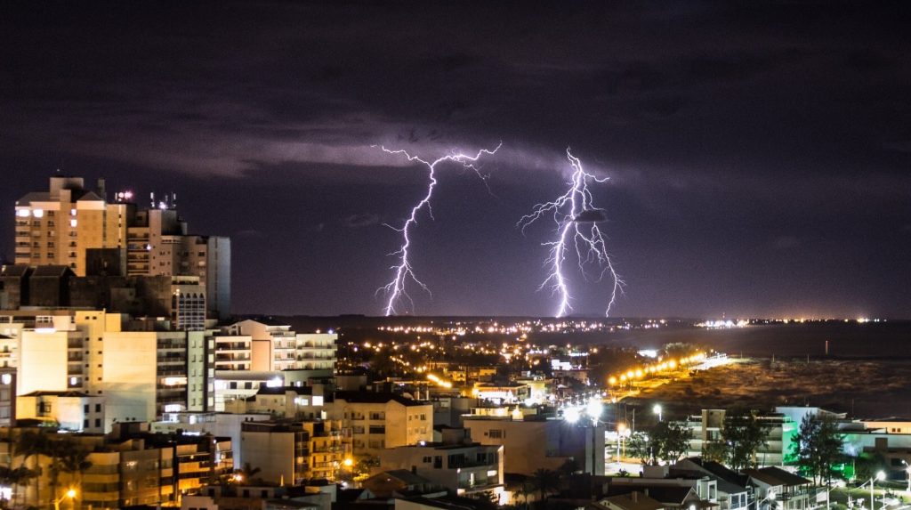 Onda de temporais trará chuva forte, raios e granizo nas próximas horas