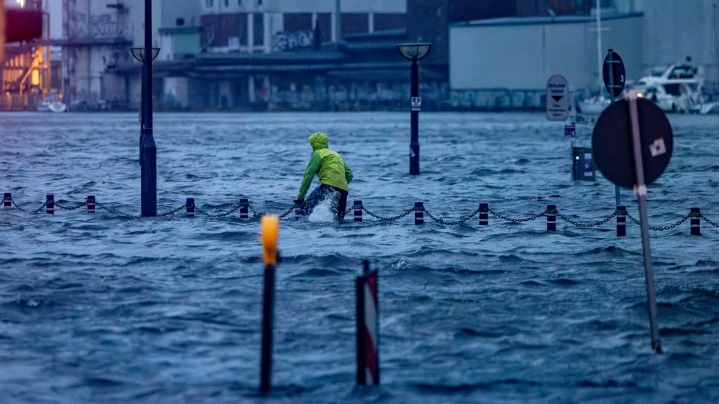 Poderoso ciclone traz chuva e ventos furiosos na Europa; veja as fotos