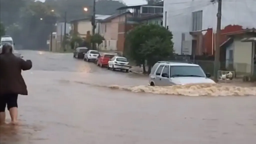 Chuva passa de 100 mm e causa alagamentos no Rio Grande do Sul