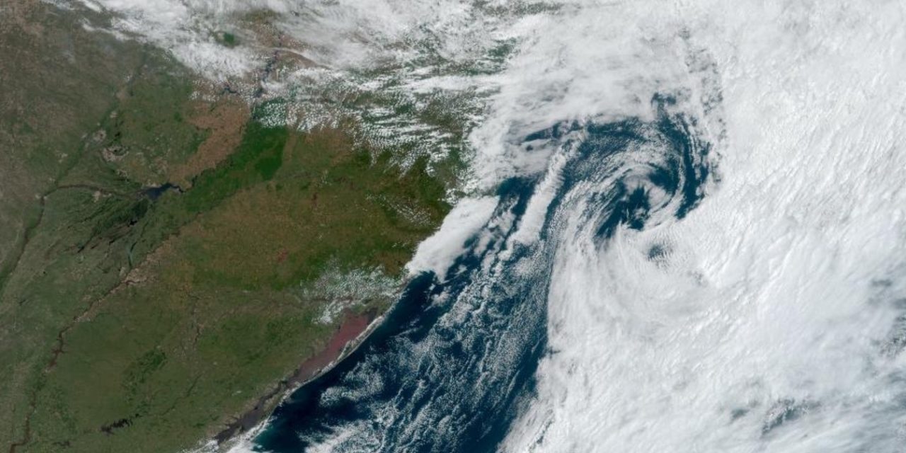 <span class="entry-title-primary">Formação ciclônica peculiar e sem risco na costa nesta segunda-feira</span> <h2 class="entry-subtitle">Imagens de satélite desta segunda-feira devem chamar a atenção por uma espiral de nuvens sobre o mar na costa </h2>