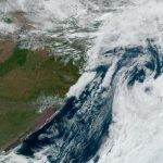 Formação ciclônica peculiar e sem risco na costa nesta segunda-feira