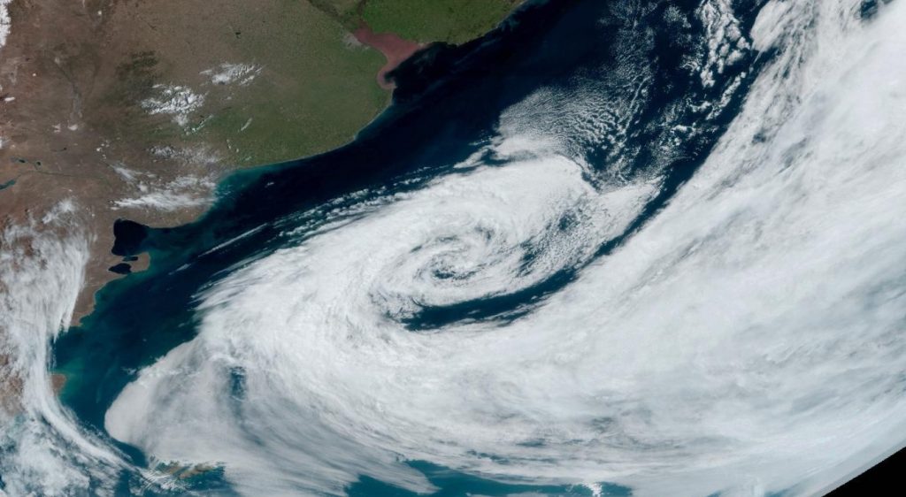 Ciclone na costa argentina impulsiona frente fria no Sudeste do Brasil