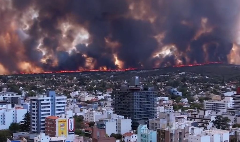 Incêndio florestal ameaça cidade com cenas assustadoras na Argentina