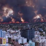 Incêndio florestal ameaça cidade com cenas assustadoras na Argentina