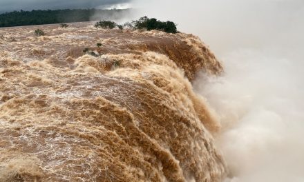 Cataratas do Iguaçu seguirão com vazão muito acima do normal Previsão de novo episódio de chuva volumosa indica que vazão das quedas seguirá bastante acima do que é normal