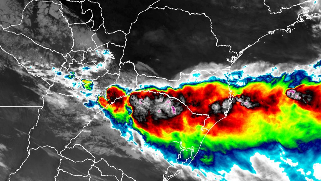 Frente quente traz chuva volumosa e granizo no Rio Grande do Sul