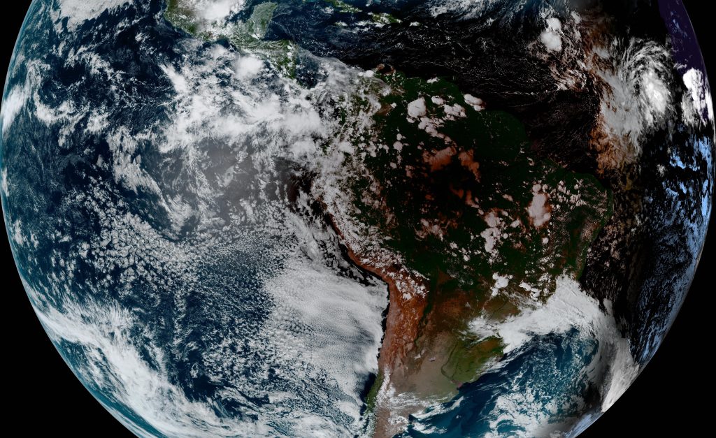Satélite registra a sombra do eclipse sobre o Brasil; veja as imagens