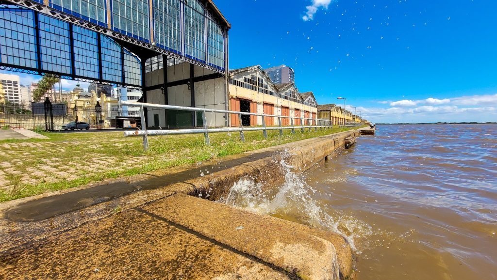 Massa de ar frio chega com forte vento Sul que vai elevar muito o Guaíba