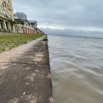 Guaíba sobe muito e volta a alagar nas ilhas com forte vento Sul