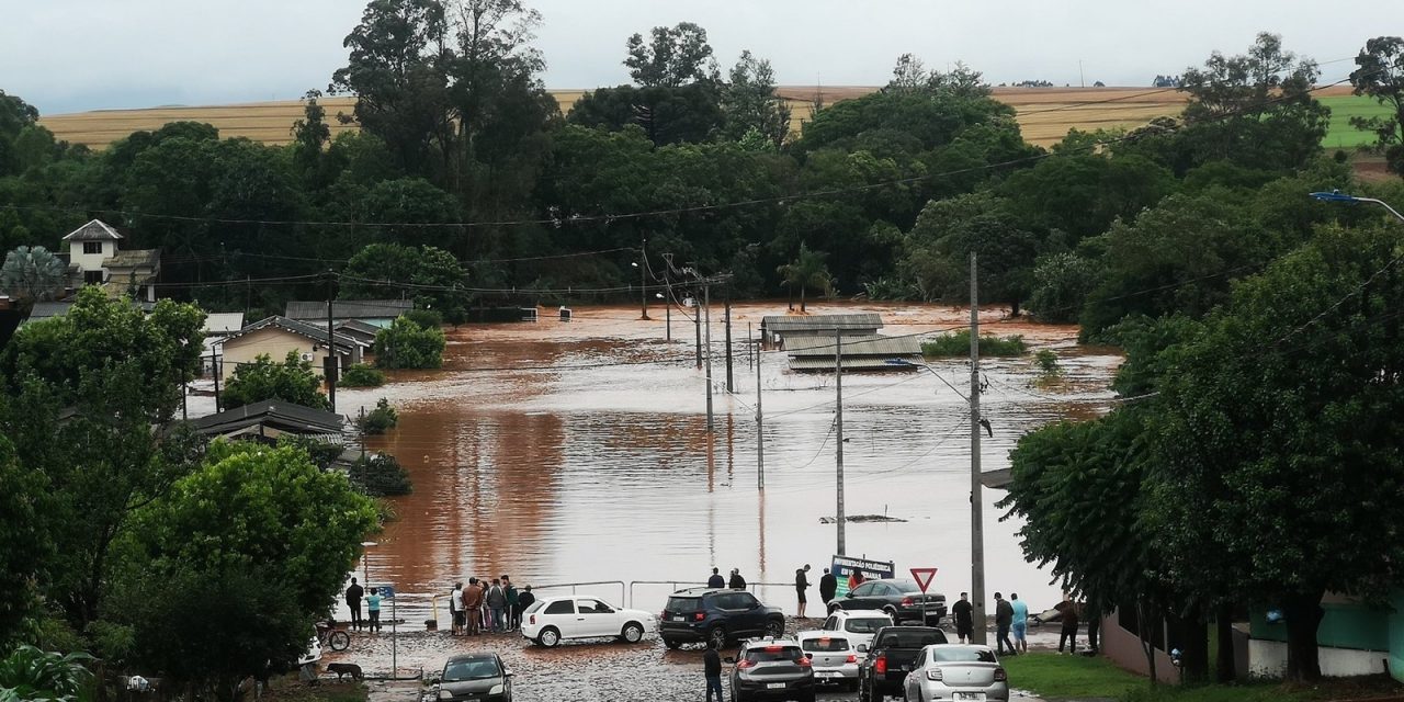 <span class="entry-title-primary">Primeiro de três eventos de chuva volumosa traz até 360 mm no Sul</span> <h2 class="entry-subtitle">Chuva provoca inundações no Paraná antes de mais dois episódios de chuva excessiva que vão agravar as enchentes </h2>