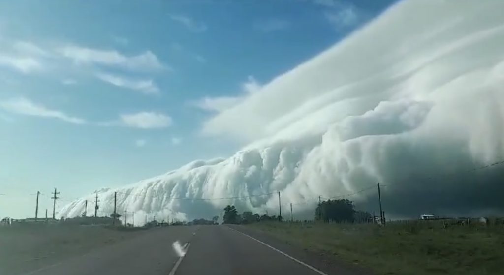 Impressionante nuvem causa espanto na fronteira do Uruguai e do Brasil