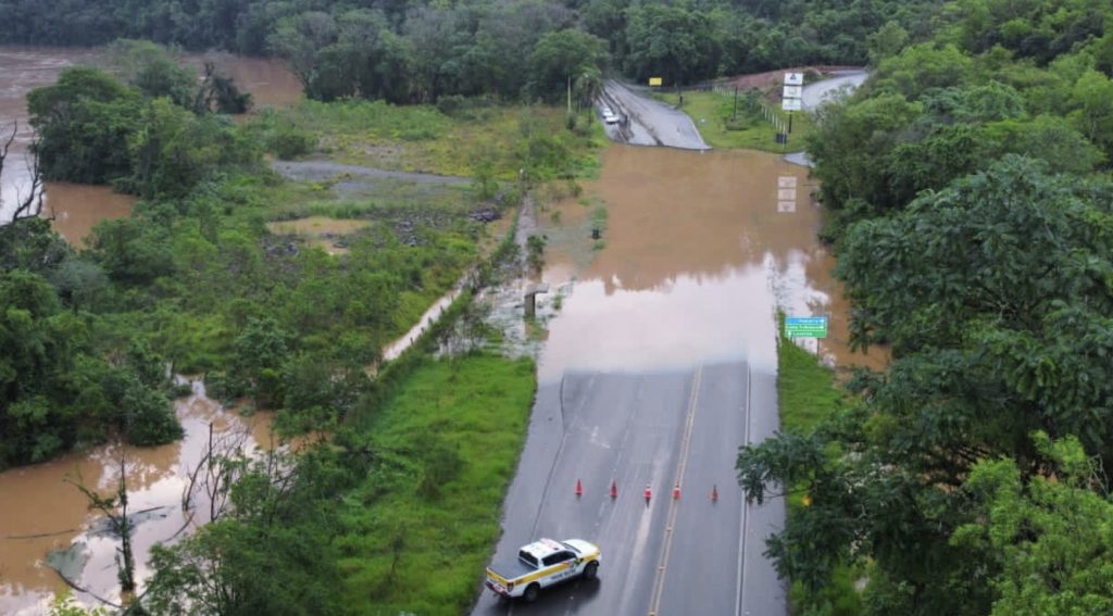 Dezenas de cidades em emergência e duas mortes em Santa Catarina