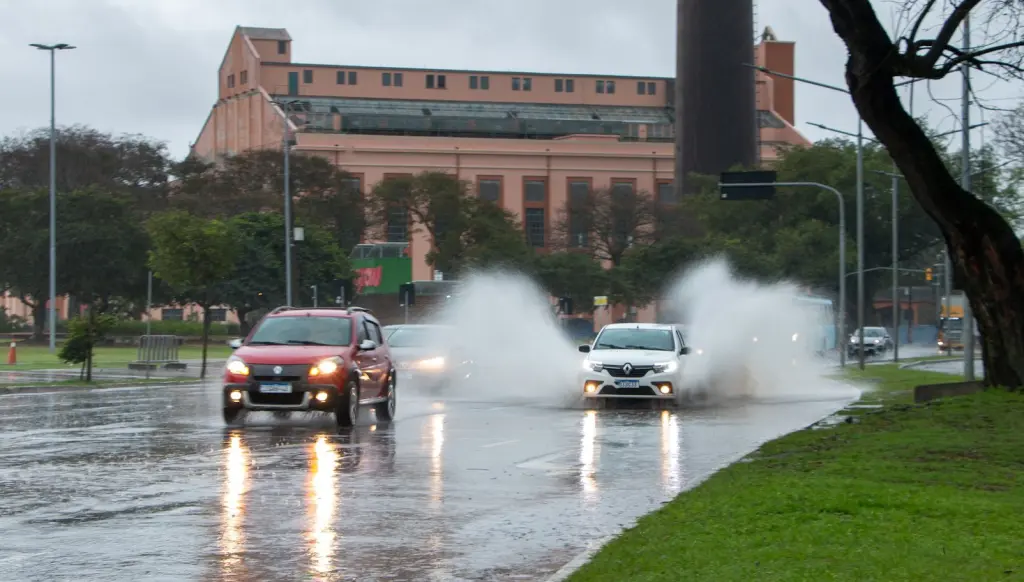Chuva volumosa na Grande Porto Alegre; veja quanto choveu e a previsão