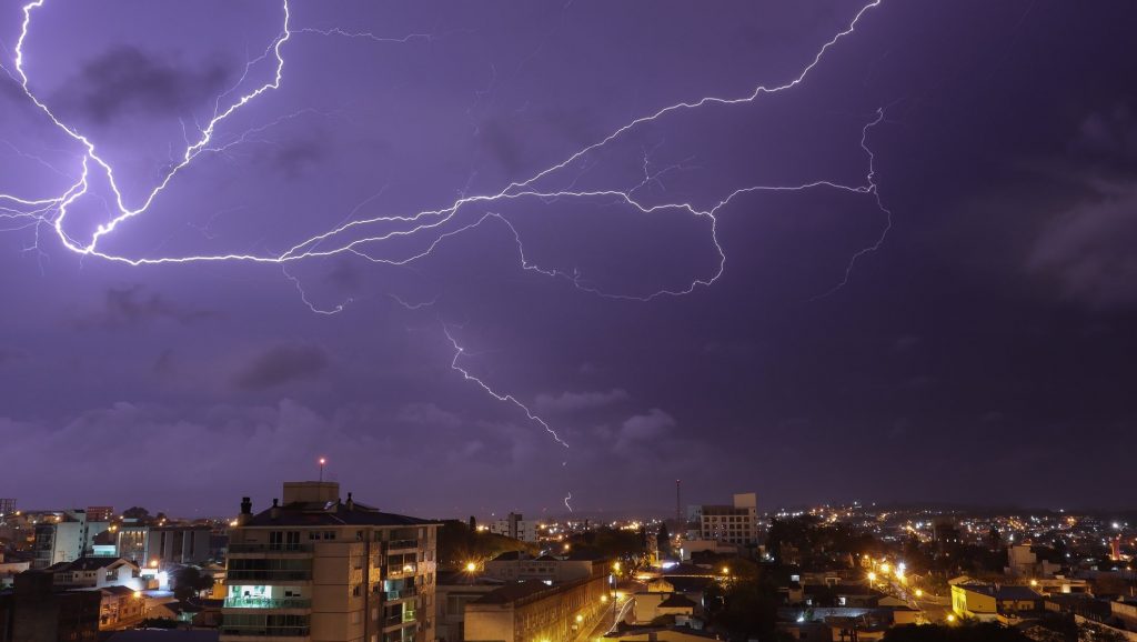 Fim de semana farroupiha com chuva forte, raios e temporais
