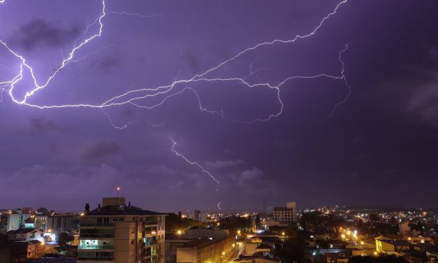 Fim de semana farroupiha com chuva forte, raios e temporais