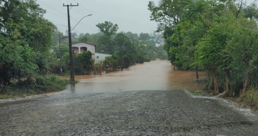 Chuva acima de 200 mm no Norte gaúcho eleva rios com novas enchentes
