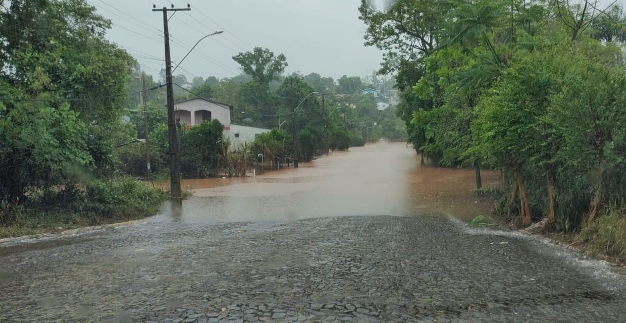 <span class="entry-title-primary">Chuva acima de 200 mm no Norte gaúcho eleva rios com novas enchentes</span> <h2 class="entry-subtitle">Rio sobem no Norte gaúcho e há previsão de mais chuva forte para a região. Bacia do Rio Uruguaio é a que mais preocupa. </h2>