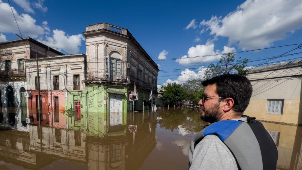 Enchente tira quase dois mil de casa no Uruguai