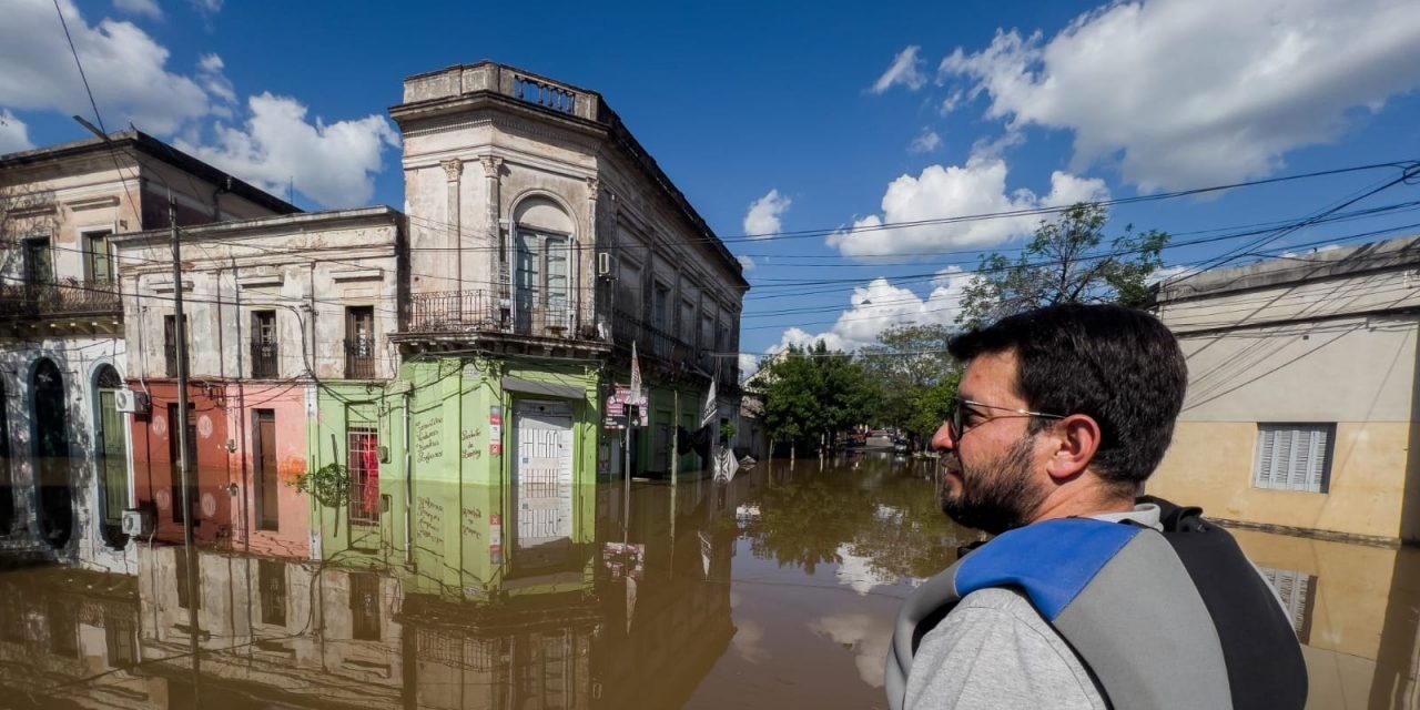 <span class="entry-title-primary">Enchente tira quase dois mil de casa no Uruguai</span> <h2 class="entry-subtitle">Cidades do Oeste do Uruguai sofrem neste fim de mês com inundaões provocadas por uma grande cheia do Rio Uruguai </h2>