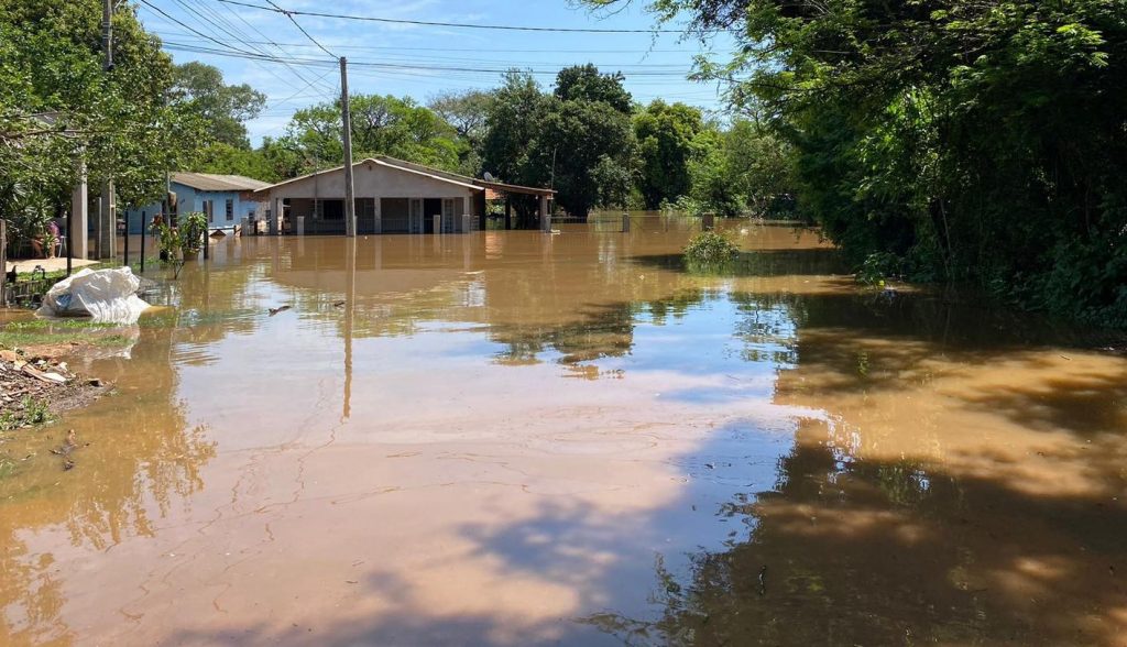 Enchente se agrava no Oeste com avanço das águas pela fronteira