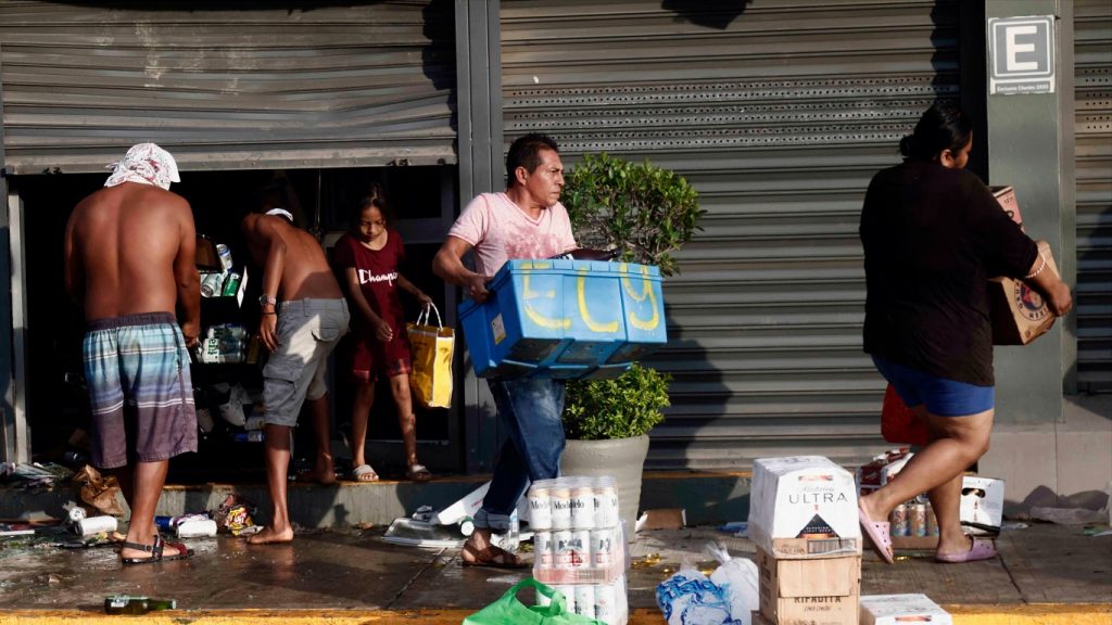 Onda de saques sacode cidade mexicana arrasada por furacão; veja fotos