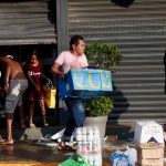 Onda de saques sacode cidade mexicana arrasada por furacão; veja fotos