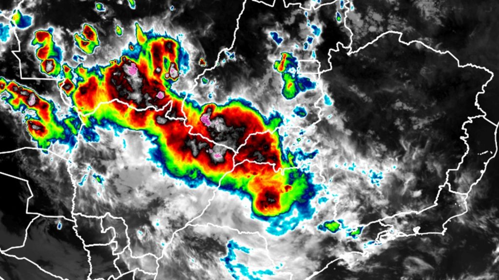 Frente fria associada ao ciclone avança com chuva e temporais