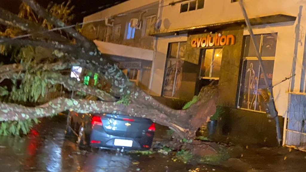 Entenda o fenômeno que causou destruição por vento entre o RS e SC