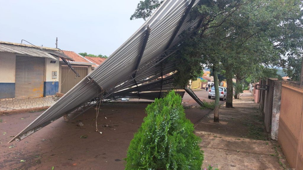 Onda de tempestades no Sul do Brasil começa com morte e estragos