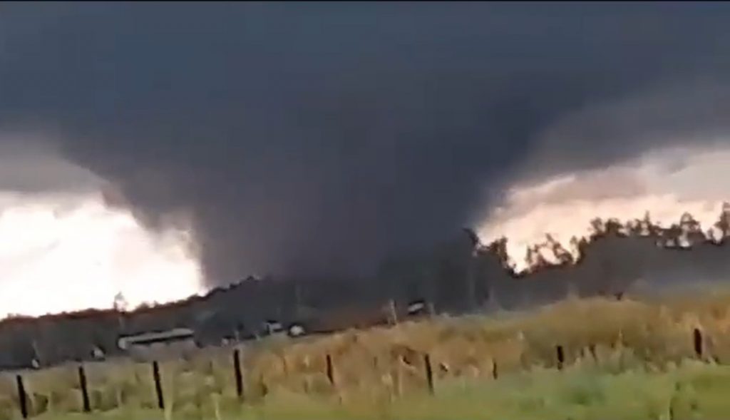 Tornados provocam estragos no Paraguai e no Sul do Brasil; veja vídeos