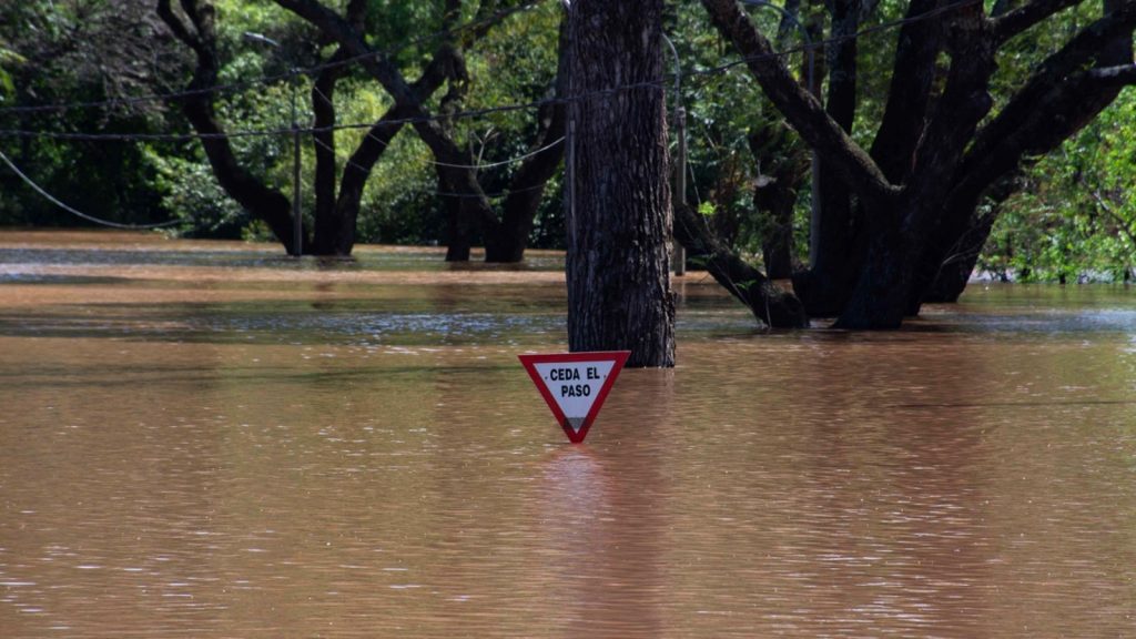 Sobe o número de pessoas fora de casa pelas enchentes no Uruguai
