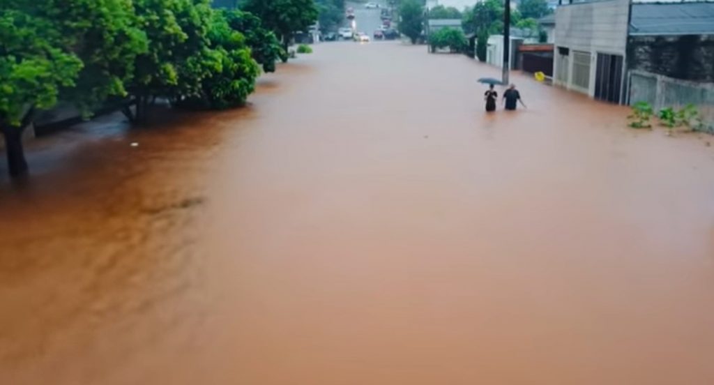 Chuva causa enchentes no Paraná e tendência é piorar, veja a previsão