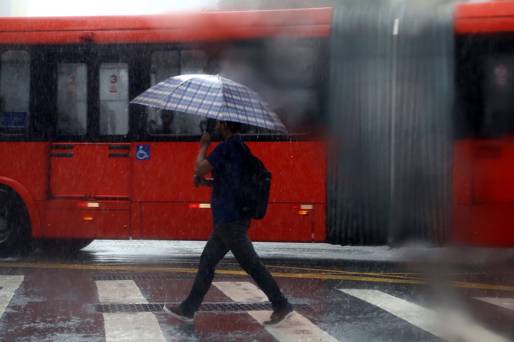 Baixa pressão que formará ciclone trará feriado de chuva e muito vento