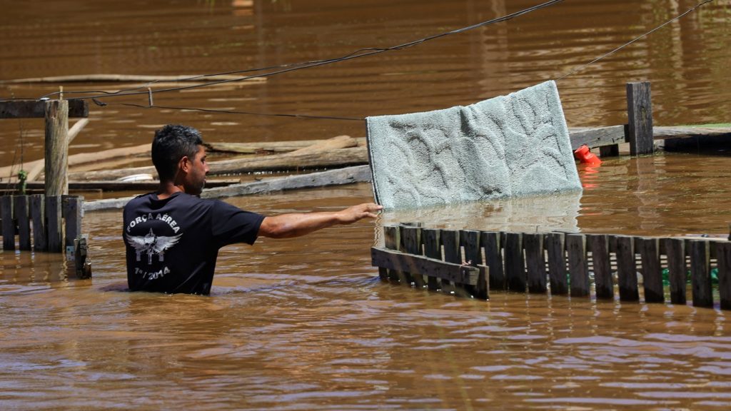 Enchente se agrava e cheia do Guaíba já é a segunda maior desde 1941