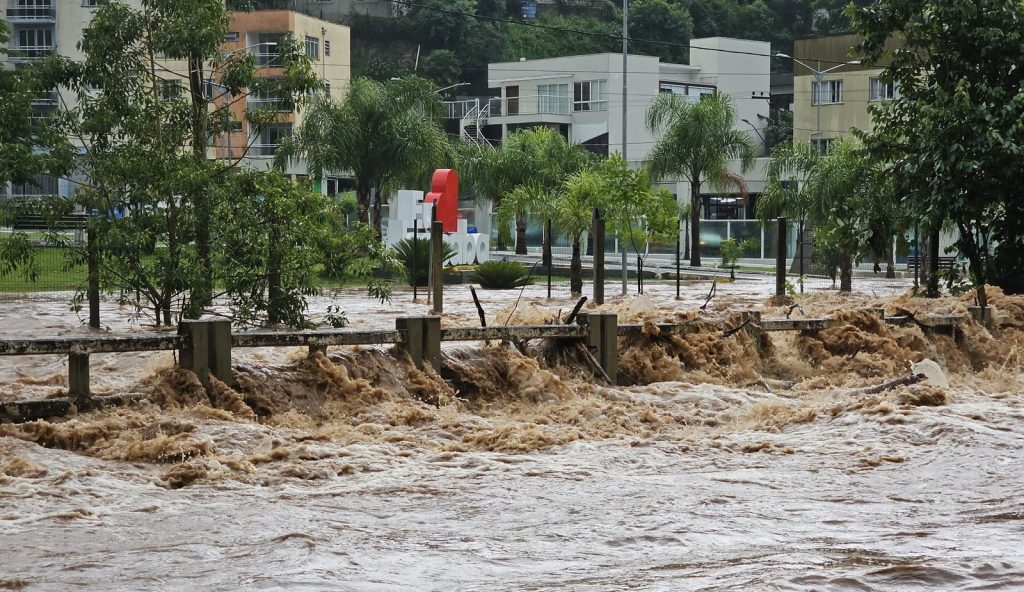 Fotos: cidade de Santa Catarina sofre com enchente e vendaval