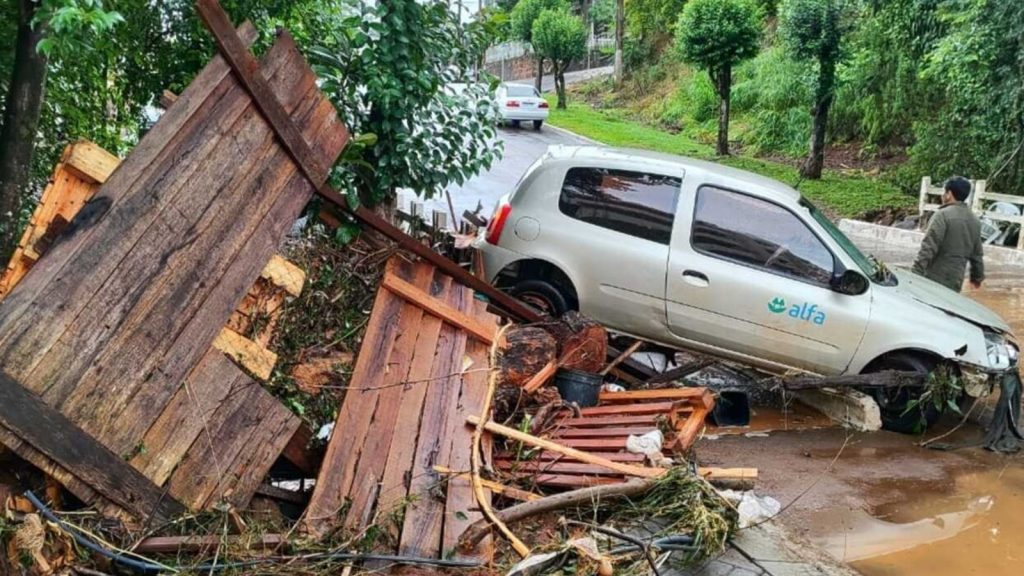 Alerta de chuva volumosa segue após inundações e deslizamentos