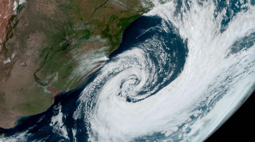 Intenso ciclone na costa traz imagens incríveis, veja registros de satélites