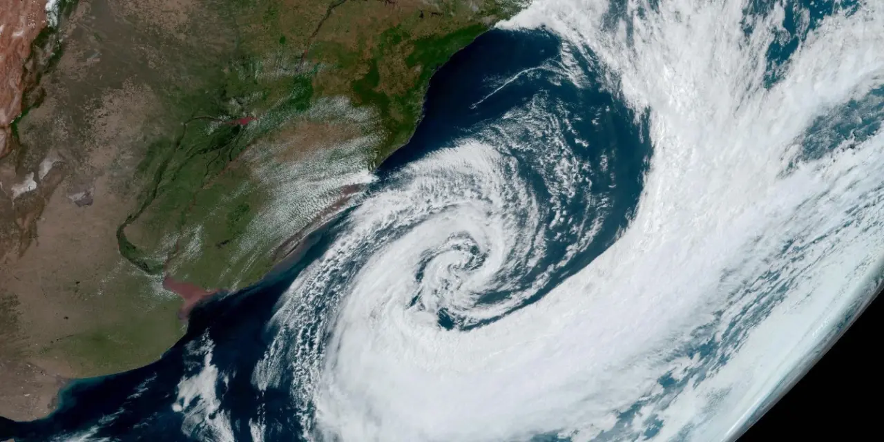<span class="entry-title-primary">Intenso ciclone na costa traz imagens incríveis, veja registros de satélites</span> <h2 class="entry-subtitle">Intenso ciclone extratropical atuou neste sábado na costa do Sul do Brasil e trouxe um dia de muito vento no continente </h2>