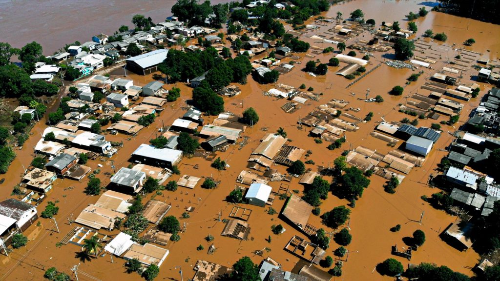 Quase 30 mil gaúchos estão fora de casa por chuva e enchentes