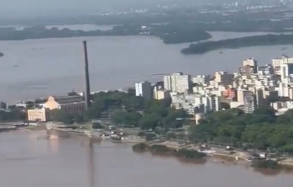 Vídeos: imagens feitas de aviões mostram a enchente em Porto Alegre