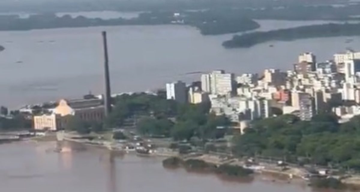 <span class="entry-title-primary">Vídeos: imagens feitas de aviões mostram a enchente em Porto Alegre</span> <h2 class="entry-subtitle">Sobrevoo da cidade permite enxergar a dimensão da maior cheia do Guaíba na capital gaúcha em 82 anos</h2>